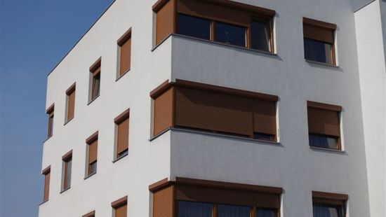 
																					persianas enrollables eléctricas externas en un bloque de apartamentos
																						
