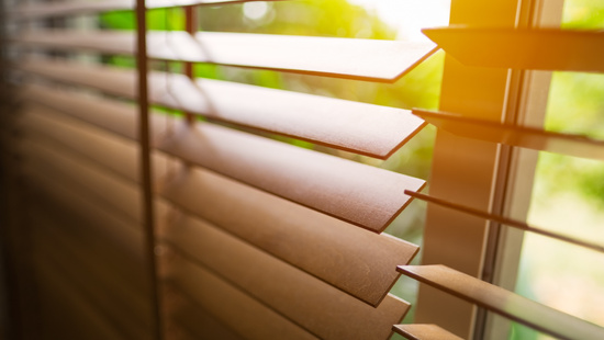 
										Persianas de madera con cintas
																						